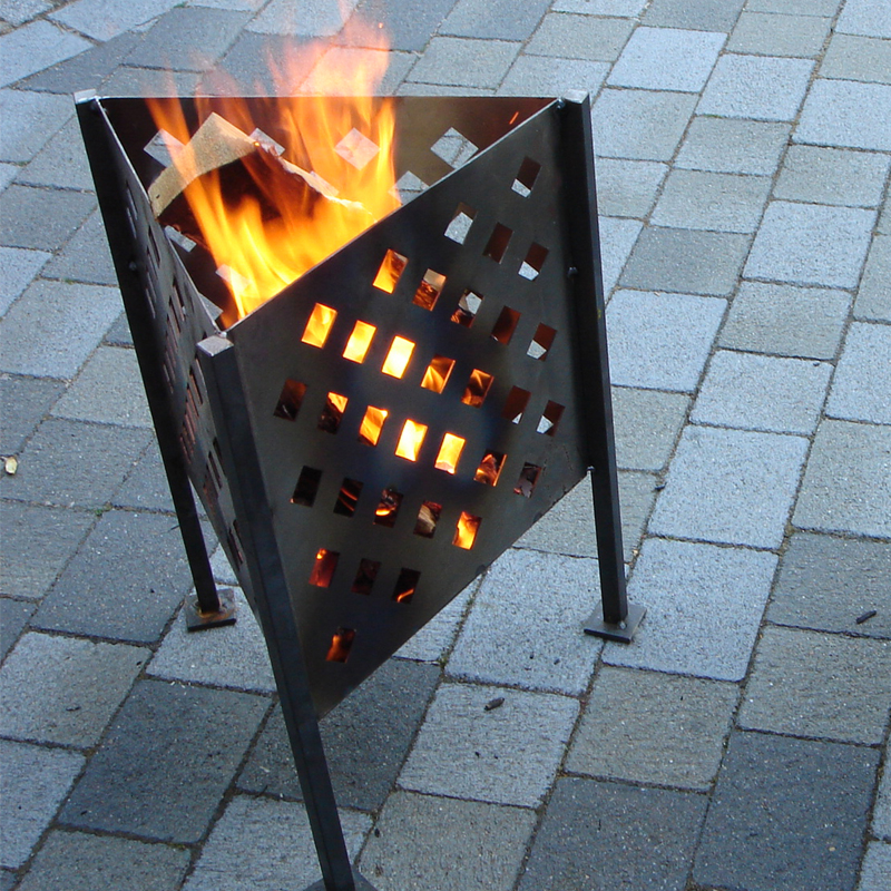 Feuerkorb, dreieckig aus Stahl und Stahlblech